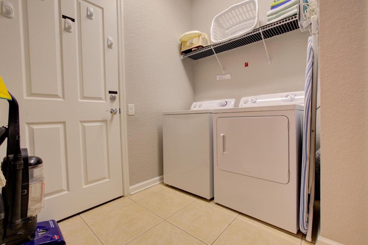 Gorgeous 1st-floor, End Unit W Lakeview Appartement