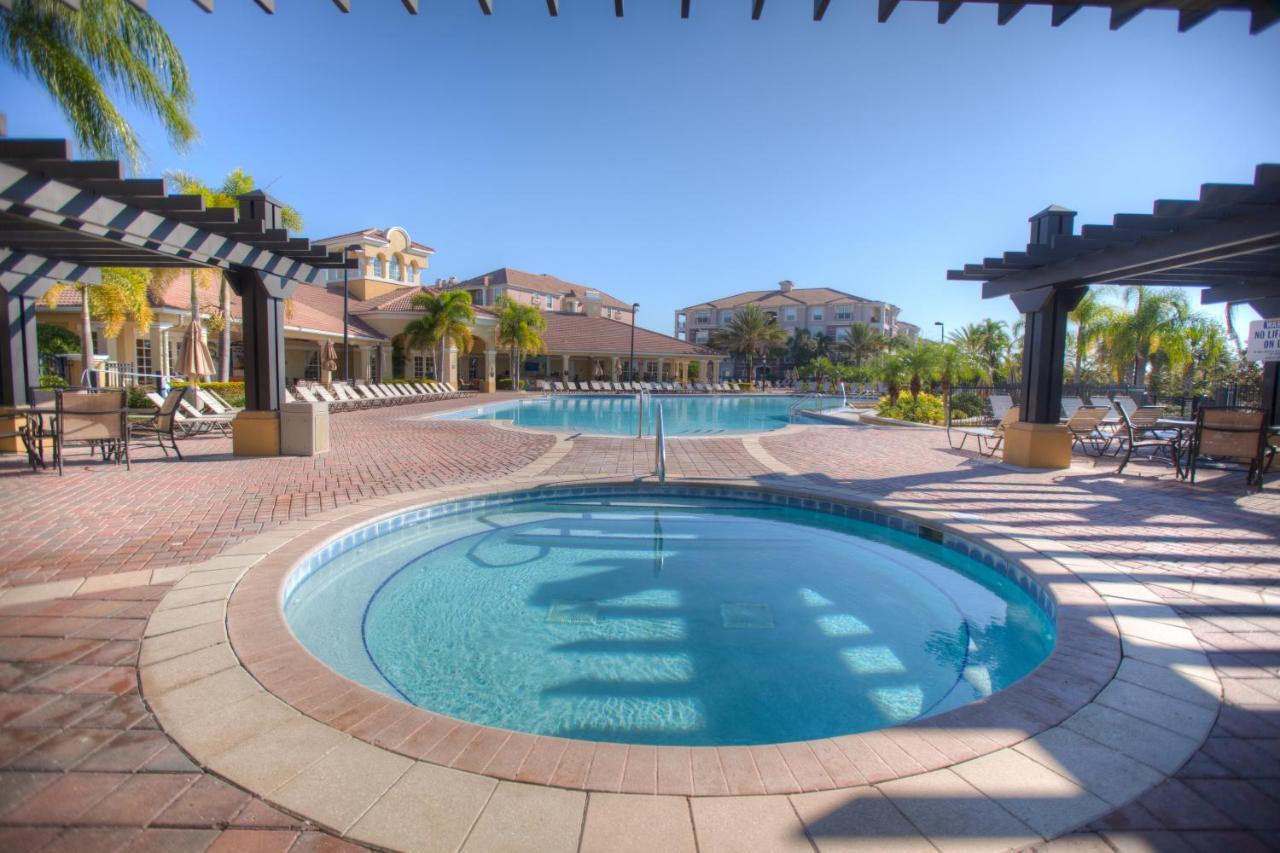 Gorgeous 1st-floor, End Unit W Lakeview Appartement